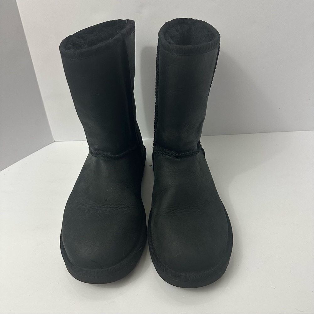 UGG Classic Short II boots in black. Women’s 7